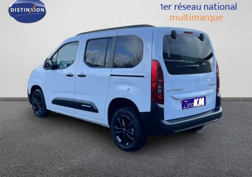 Vue 3/4 arrière droite d’un Citroën Berlingo Multispace blanc glacier avec vitres teintées et jantes noires.