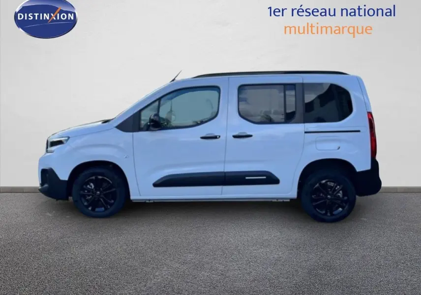 Profil latéral gauche d'un Citroën Berlingo blanc glacier 2025 avec jantes noires et protections latérales noires.