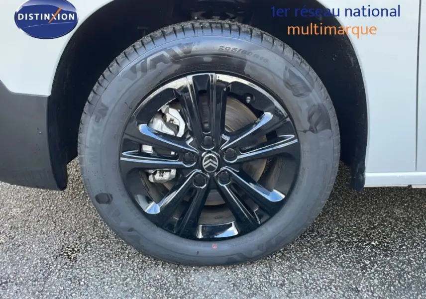 Gros plan sur la roue avant gauche noire brillante du Citroën Berlingo blanc glacier 2025.