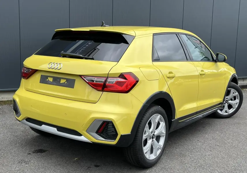 Audi A1 Allstreet jaune Python vue 3/4 arrière droit, avec jantes alu 5 branches en Y et vitres arrière surteintées.
