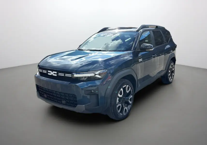 Vue 3/4 avant du Dacia Bigster Hybrid 155 bleu indigo avec toit noir et jantes alu 19 pouces dans un studio.