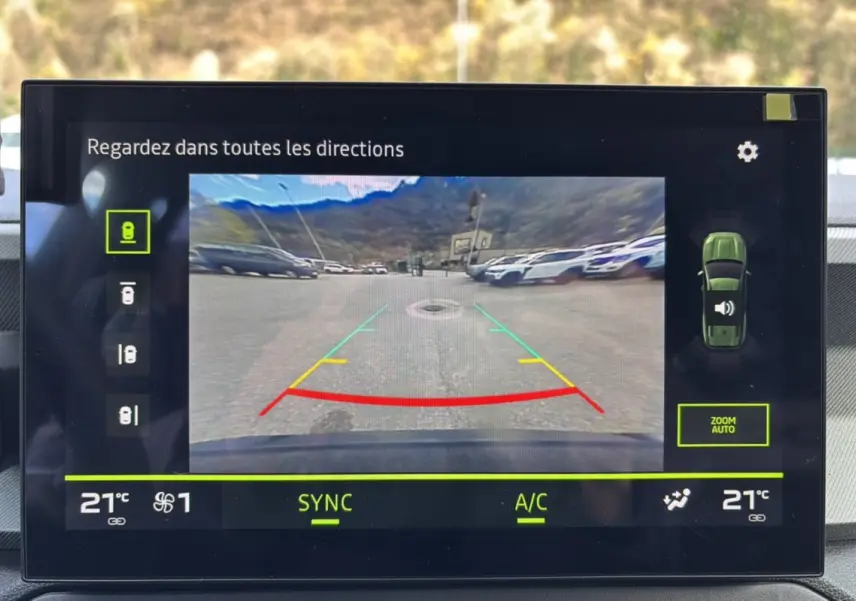 Écran tactile du système multimédia montrant la caméra multiview arrière du Dacia Bigster bleu indigo avec toit noir.