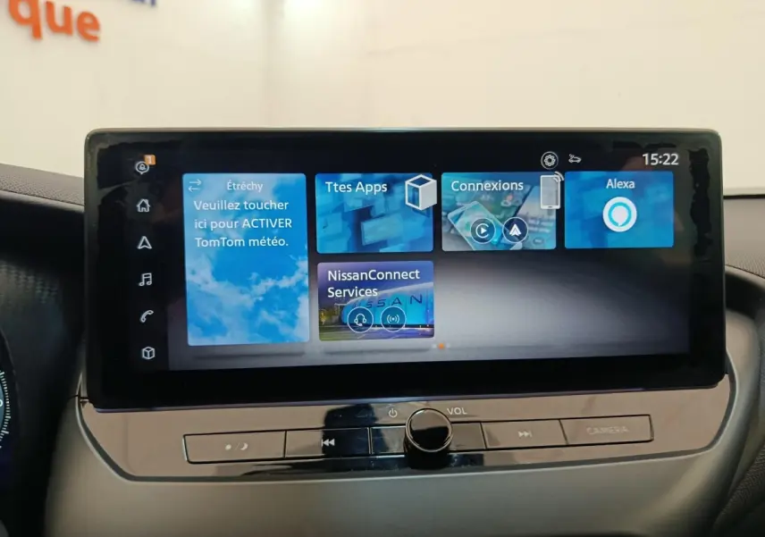 Écran tactile central de 31,2 cm du Nissan Juke gris clair 2025, affichant l'interface NissanConnect.