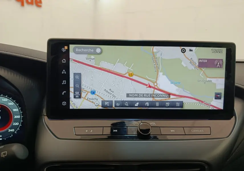 Écran tactile central du tableau de bord du Nissan Juke gris clair, affichant une carte de navigation.