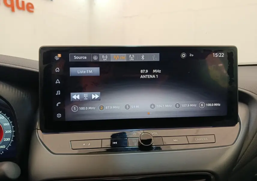 Écran tactile central affichant la radio FM dans l'habitacle du Nissan Juke gris clair, version 2025.