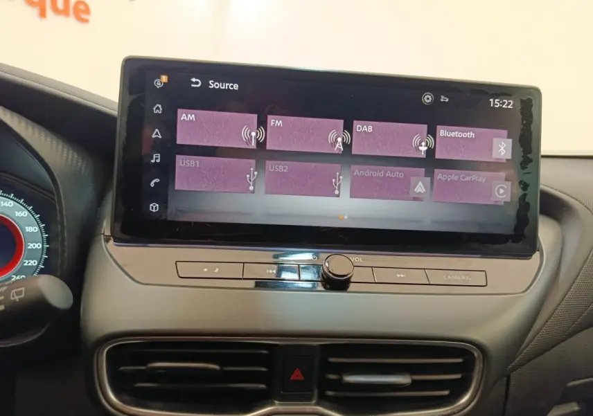 Écran tactile central du tableau de bord du Nissan Juke 2025, affichant les options multimédia connectées.