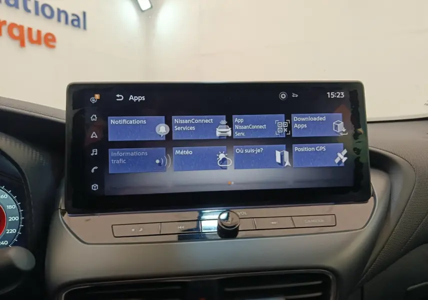 Vue rapprochée de l’écran tactile central du tableau de bord du Nissan Juke gris clair 2025 avec commandes intégrées.