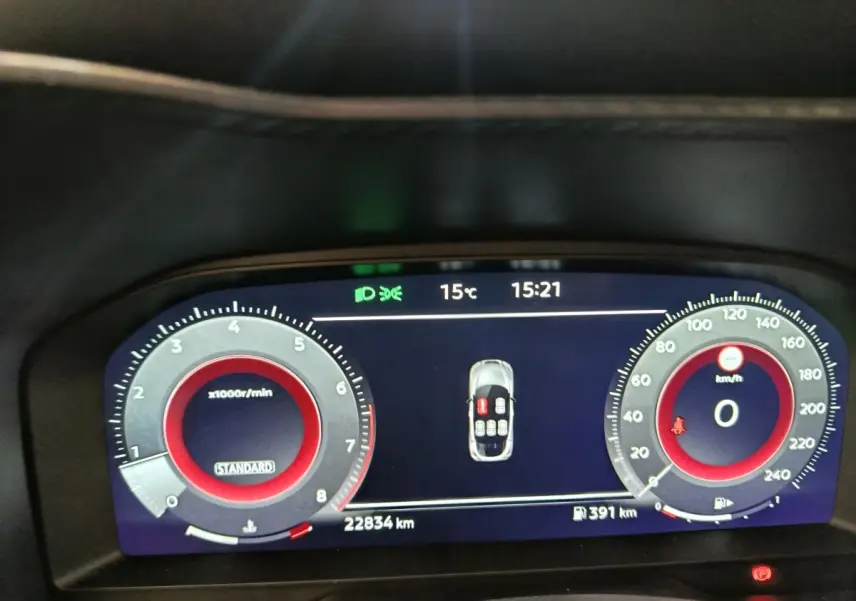Tableau de bord numérique du Nissan Juke 2025, affichage multifonctions avec compte-tours et vitesse à 0 km/h.