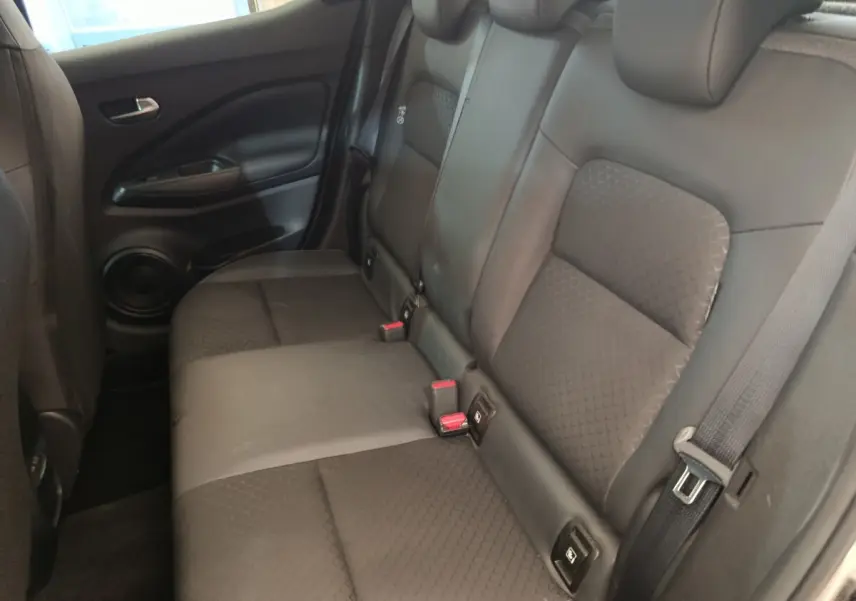 Vue latérale des sièges arrière noirs du Nissan Juke 2025, avec ceintures et fixations Isofix visibles.