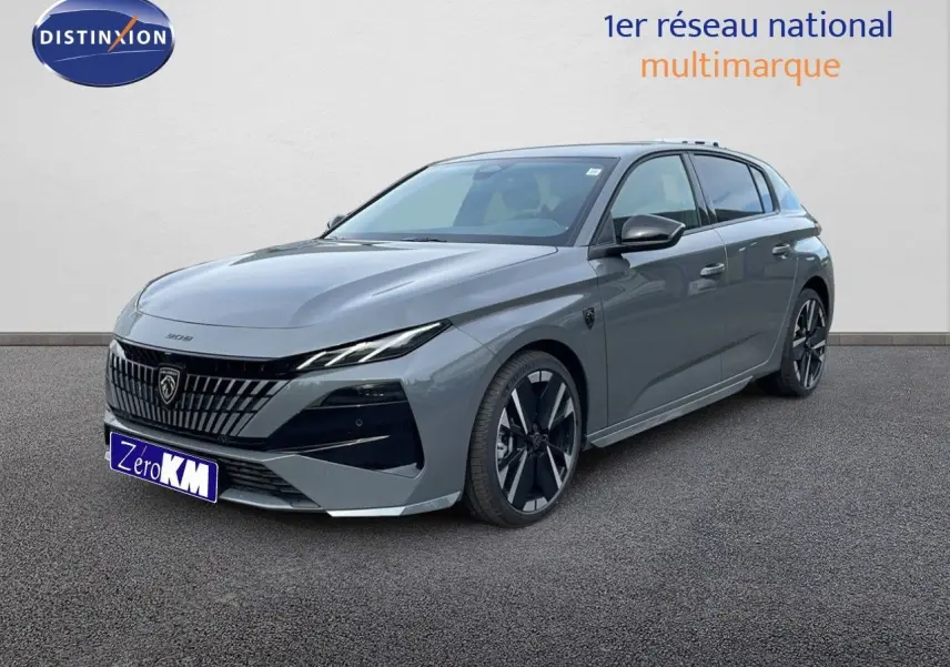 Peugeot 308 gris selenium métal en 3/4 avant droit, avec calandre distinctive et jantes noires bicolores.