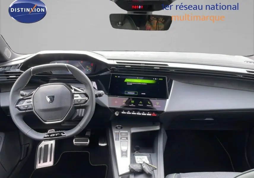 Intérieur moderne de Peugeot 308 1.2 Hybrid 2026, vue de face sur le tableau de bord et volant multifonction noir.