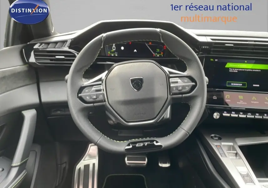 Vue intérieure centrée sur le volant cuir noir de la Peugeot 308 gris selenium, avec tableau de bord digital et écran tactile.