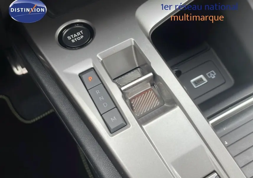 Gros plan sur la console centrale de la Peugeot 308 gris selenium, montrant la commande de boîte auto et bouton start/stop.
