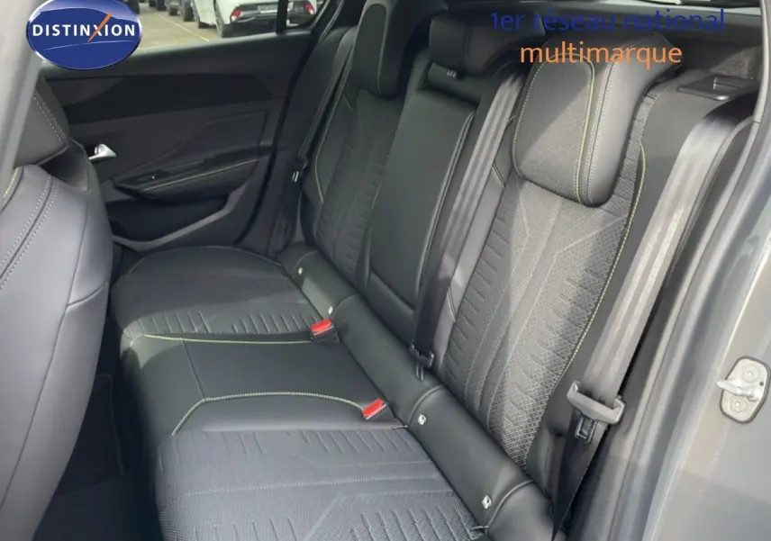 Vue intérieure côté droit des sièges arrière en tissu et cuir noir avec surpiqûres vertes d'une Peugeot 308 gris selenium 2026.
