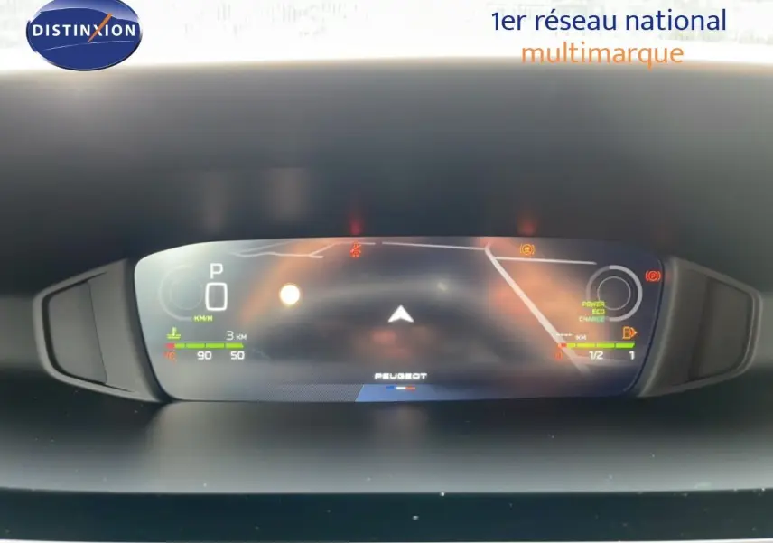 Tableau de bord numérique du Peugeot 308 hybride 2026, affichage clair avec indicateurs de vitesse et énergie.
