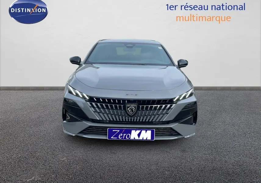Vue frontale d'une Peugeot 308 gris selenium métal 2026 avec calandre distinctive et phares LED fins.