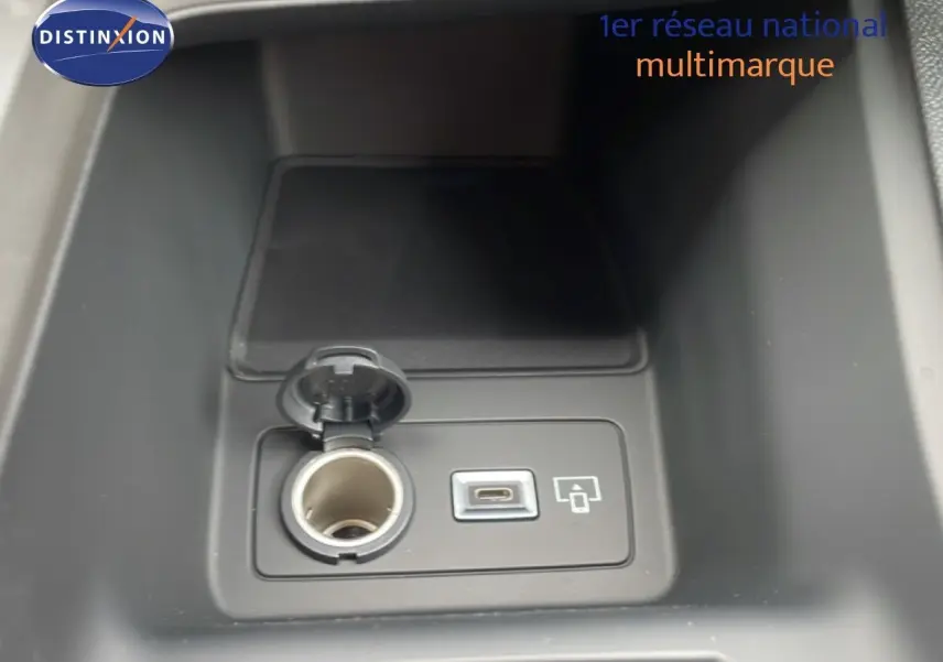 Prise allume-cigare et port USB-C visibles dans la console centrale d’une Peugeot 308 gris selenium hybride.