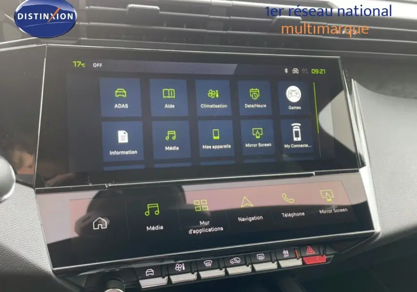 Écran tactile central de la Peugeot 308 1.2 Hybrid 145ch GT affichant les menus multimédias et de navigation.