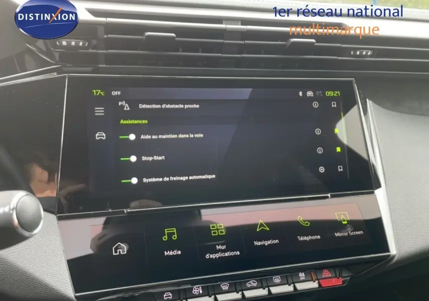 Écran tactile central de la Peugeot 308 1.2 Hybrid 145ch GT affichant les options d’assistance à la conduite.