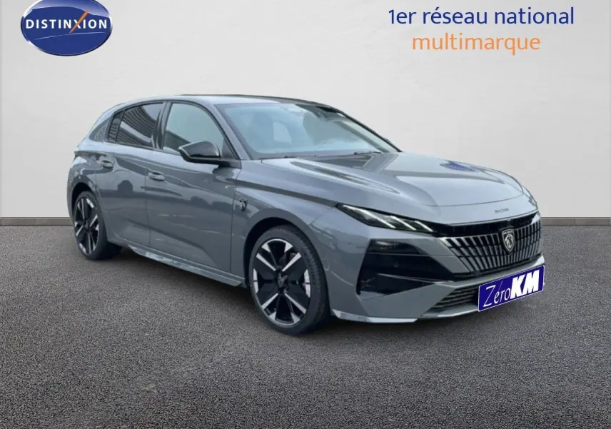 Peugeot 308 gris sélénium métal en 3/4 avant droit, avec calandre noire et jantes alliage distinctives.