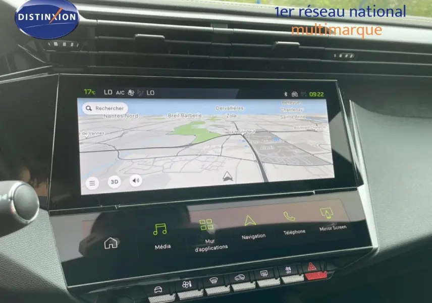 Écran tactile central du tableau de bord de la Peugeot 308 gris sélénium, affichant la navigation GPS en intérieur.