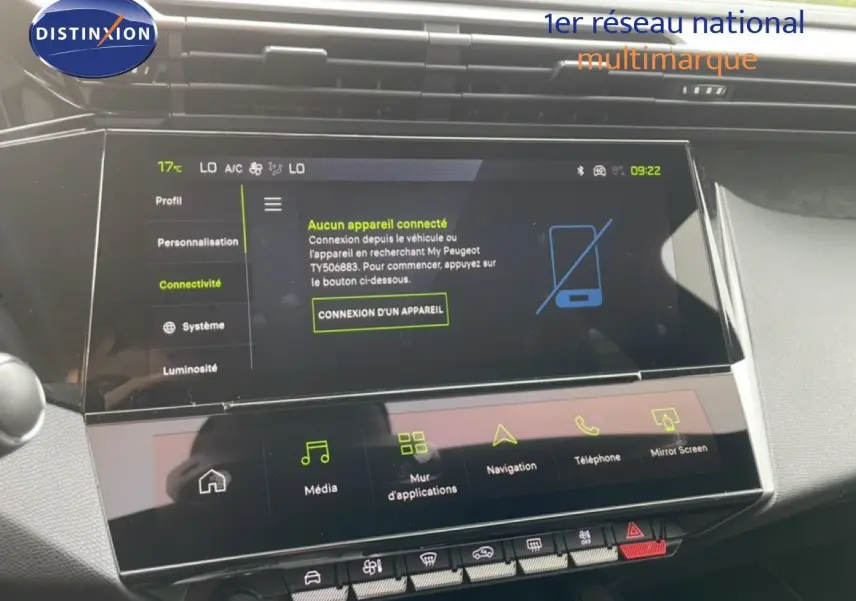 Écran tactile central de la Peugeot 308 gris Selenium Metal, affichant le menu connectivité et options multimédia.