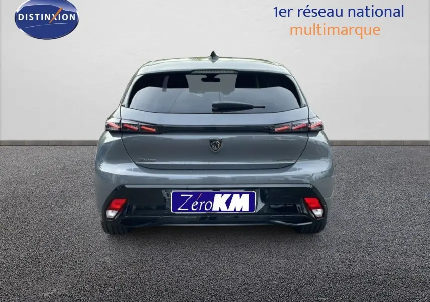 Vue arrière d'une Peugeot 308 gris selenium metal 2026 avec feux LED et logo central distinctif.