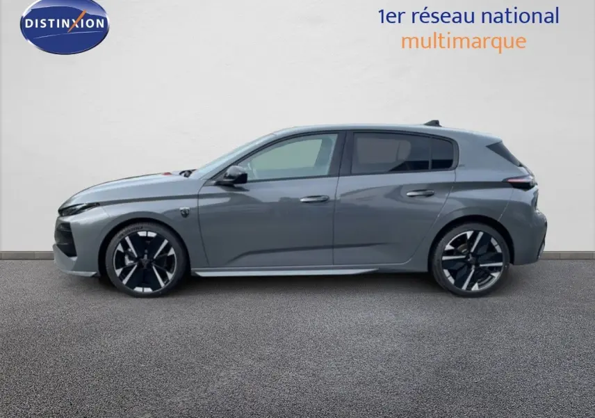 Profil latéral droit d'une Peugeot 308 1.2 Hybrid 145ch GT gris selenium metal avec jantes noires et grises.
