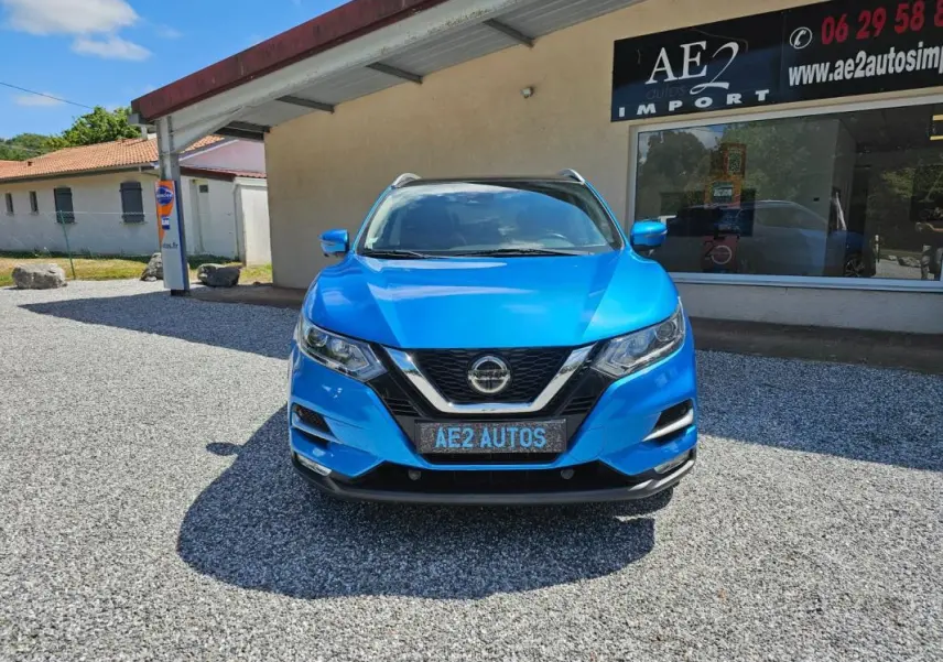 Vue avant d’un Nissan Qashqai bleu 2019, version N-Connecta, avec calandre chromée et phares LED visibles.