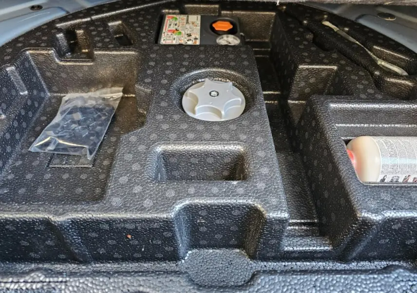 Vue rapprochée du rangement sous le plancher de coffre du Nissan Qashqai bleu 2019, version diesel N-Connecta.