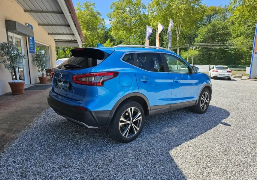 Vue 3/4 arrière droite d'un Nissan Qashqai bleu 2019, version N-Connecta avec jantes alliage et toit noir.