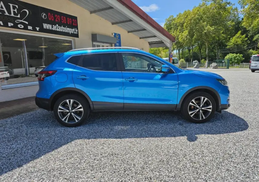 Vue latérale côté gauche d'un Nissan Qashqai bleu 2019, version N-Connecta avec jantes alliage et vitres teintées.