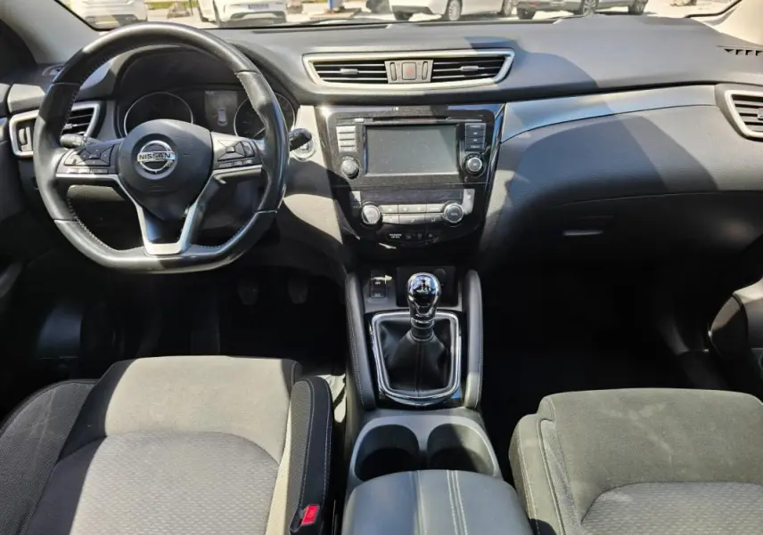 Vue intérieure frontale du tableau de bord et levier de vitesse manuel du Nissan Qashqai bleu, version N-Connecta 2019.