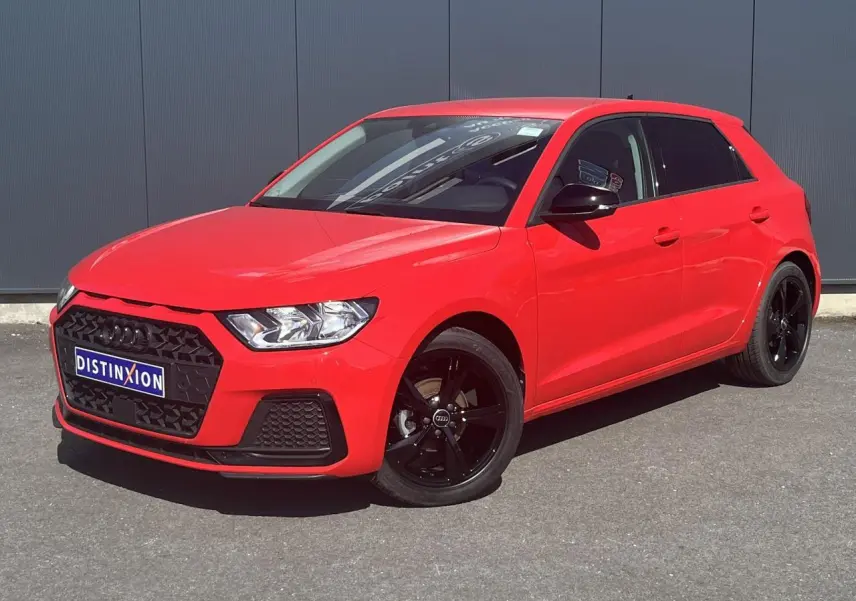Audi A1 Sportback rouge Misano vue 3/4 avant droit avec jantes noires et vitres arrière surteintées.