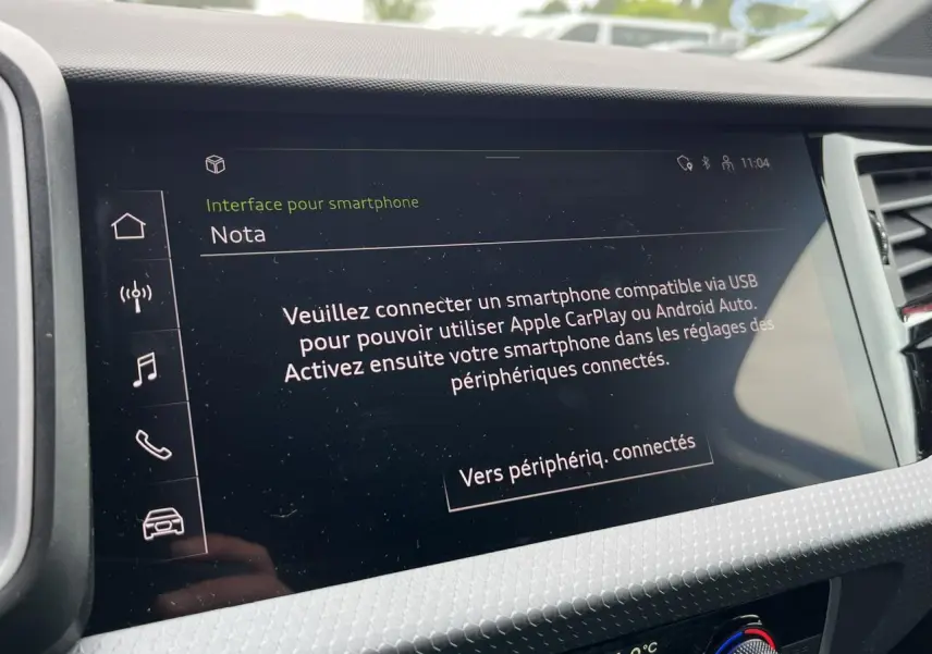 Écran tactile central de l'Audi A1 Sportback 2022 affichant l'interface de connexion Apple CarPlay et Android Auto.