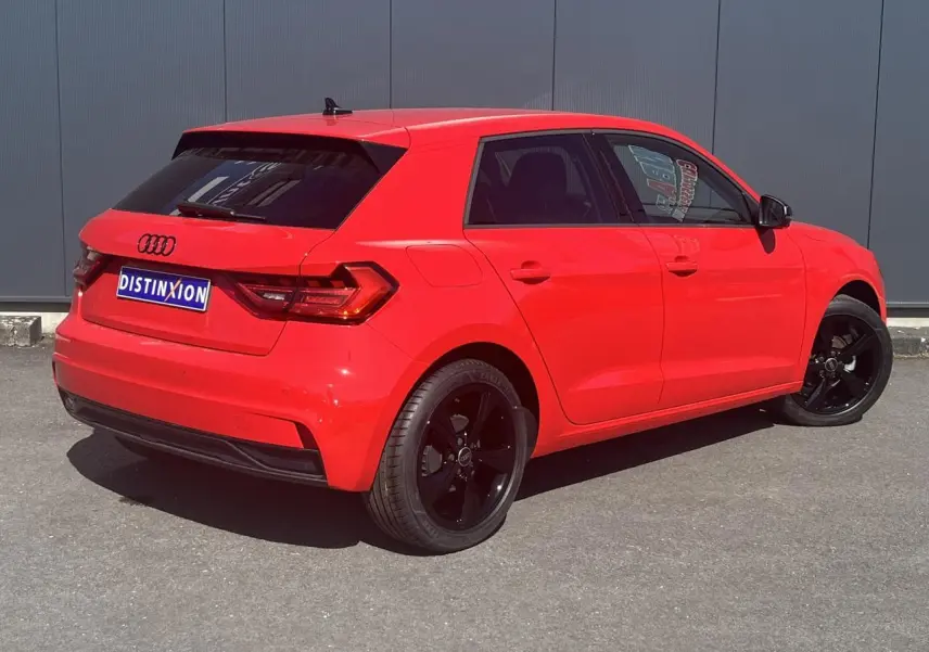 Audi A1 Sportback rouge Misano vue 3/4 arrière côté droit avec jantes noires et vitres surteintées