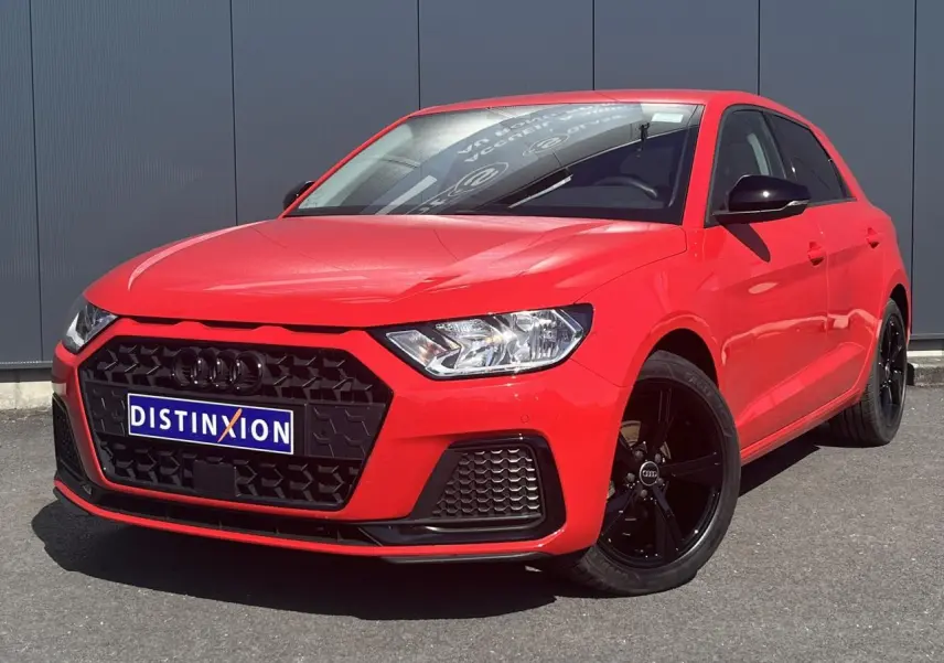 Audi A1 Sportback rouge Misano vue 3/4 avant droit avec jantes noires et calandre noire distinctive