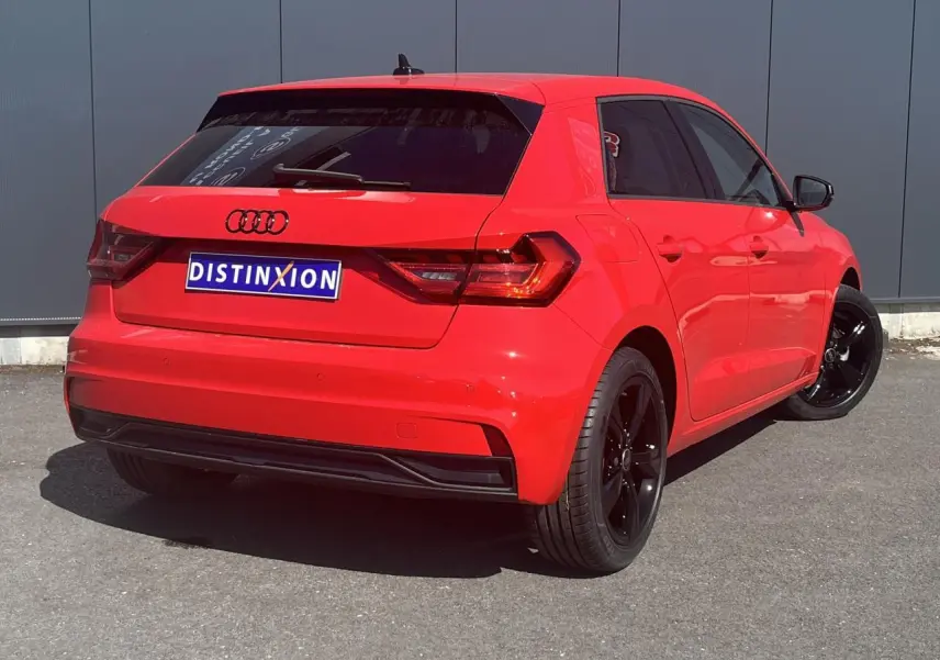 Audi A1 Sportback rouge Misano vue 3/4 arrière droit avec jantes noires et vitres surteintées.