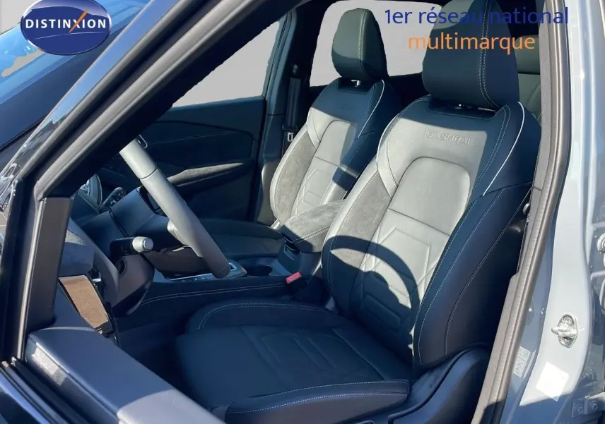 Vue intérieure côté gauche du Nissan Qashqai 2025, sièges en cuir noir avec surpiqûres blanches et logo Qashqai brodé.