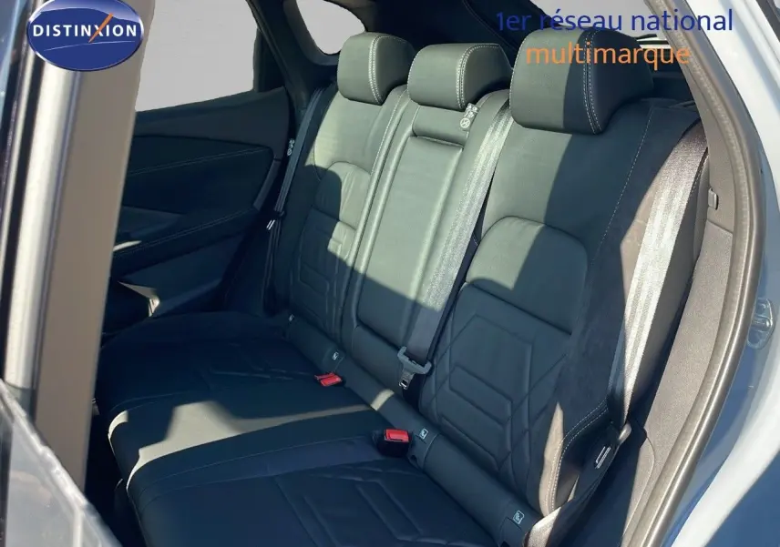 Vue latérale du siège arrière en cuir noir du Nissan Qashqai 2025 avec ceinture de sécurité et finitions soignées.
