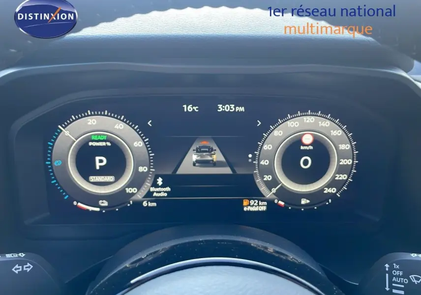 Tableau de bord numérique du Nissan Qashqai 2025 affichant la vitesse, la température et l'état de la batterie.