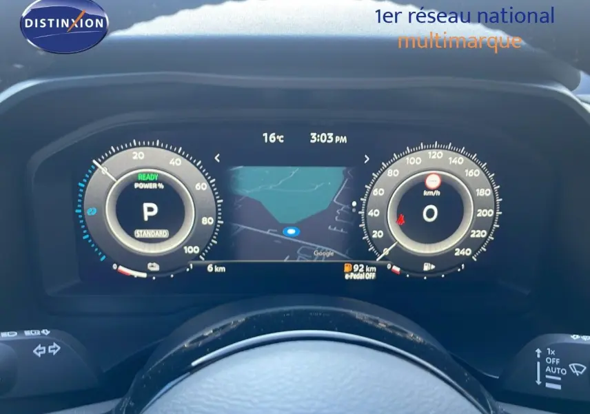 Tableau de bord numérique du Nissan Qashqai 2025 affichant la vitesse, la navigation et l'état hybride.