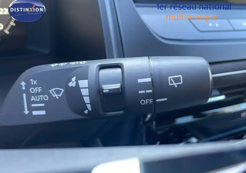 Gros plan sur la commande d’essuie-glace du Nissan Qashqai 2025, finition N-Design, intérieur noir.