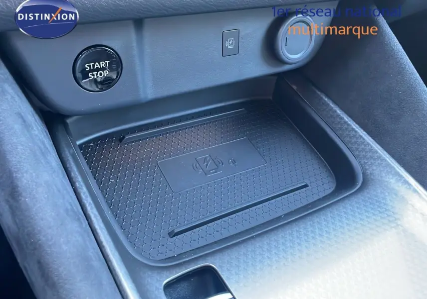 Plateau de recharge sans fil et bouton start/stop dans l'habitacle du Nissan Qashqai 2025 gris céramique.