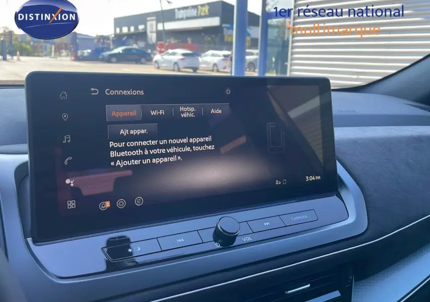 Écran tactile central du Nissan Qashqai 2025 gris céramique, affichant le menu de connexion Bluetooth en intérieur.