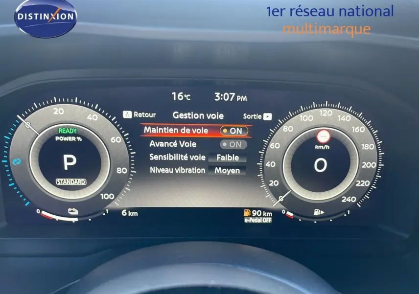 Tableau de bord numérique du Nissan Qashqai 2025 affichant les réglages d’aide à la conduite et la vitesse à zéro.