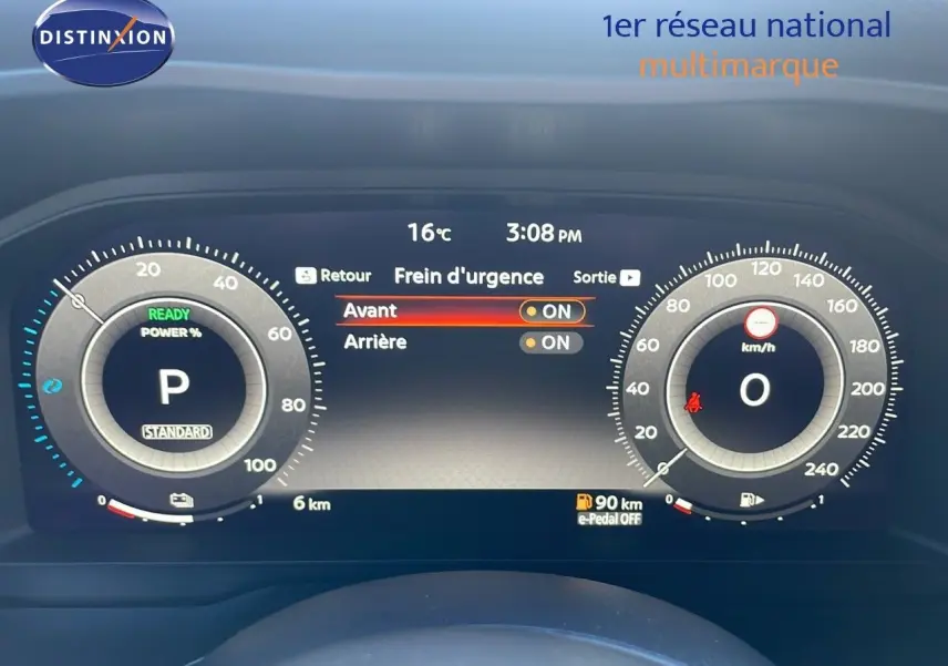 Tableau de bord numérique du Nissan Qashqai 2025 affichant la vitesse, la puissance et l'activation du frein d'urgence.