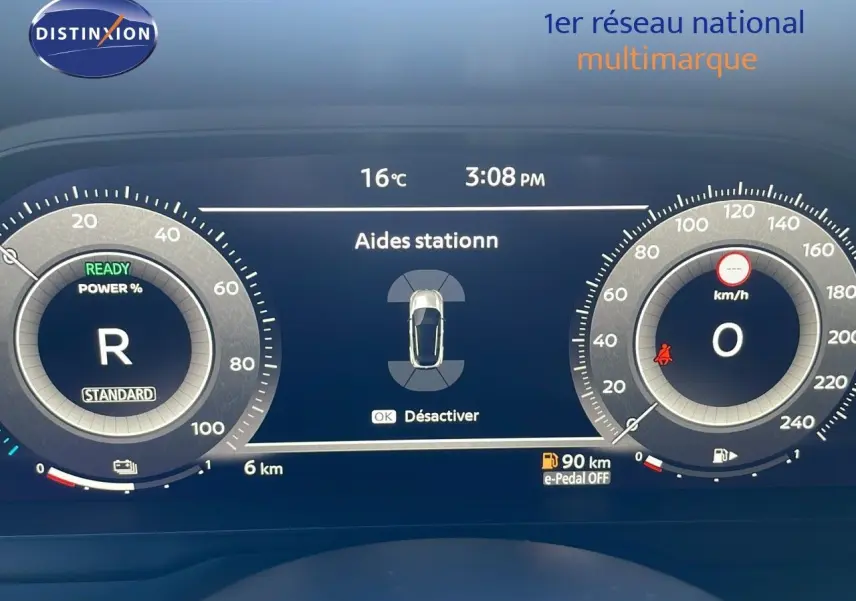 Tableau de bord numérique du Nissan Qashqai 2025 affichant l'aide au stationnement et la vitesse à 0 km/h.
