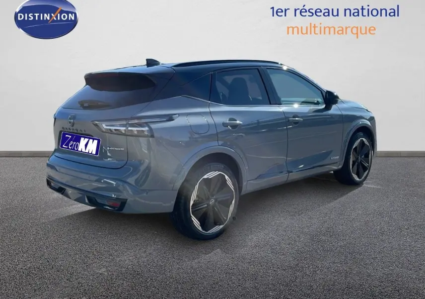 Nissan Qashqai 2025 gris céramique avec toit noir, vue 3/4 arrière côté droit, jantes noires distinctives.
