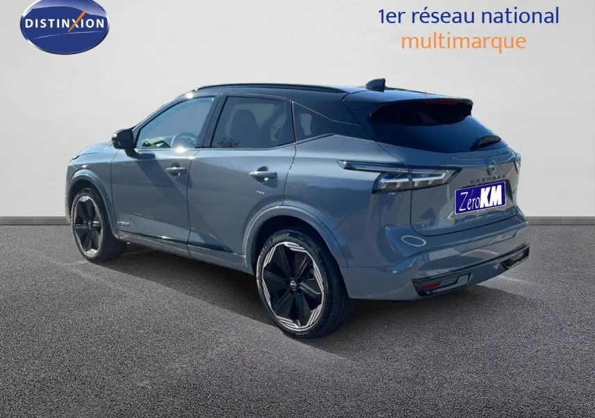 Nissan Qashqai 2025 gris céramique métal avec toit noir, vue 3/4 arrière côté gauche, jantes noires distinctives.